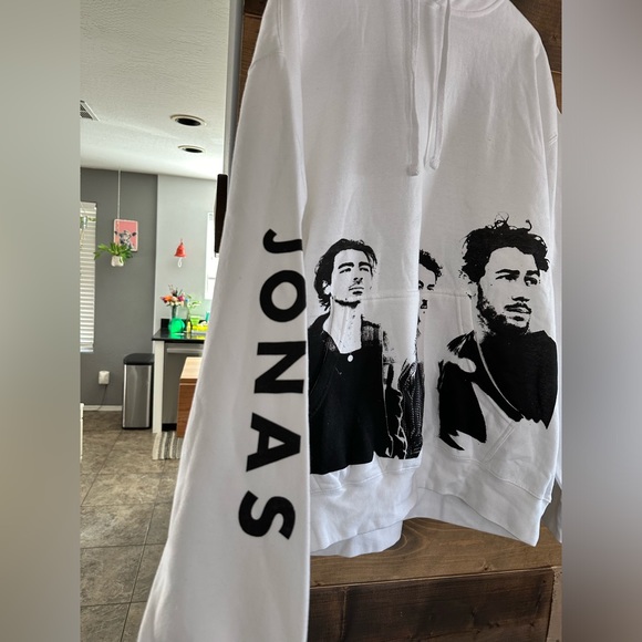 Jonas Brothers 2023 five albums one night tour hoodie Size XL - Picture 4 of 8